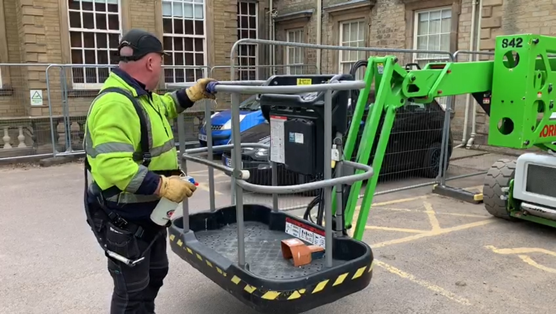 Wiping-down-a-3b-on-delivery.jpg